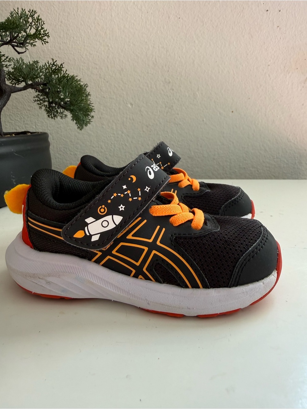 Asics contend 9 size 6 Black and Orange Kids Rocket Sneakers